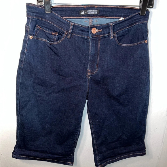 Lee, 8M, modern series, dark wash, 5 pocket mid-rise, button, zip, Bermuda short - Picture 1 of 8